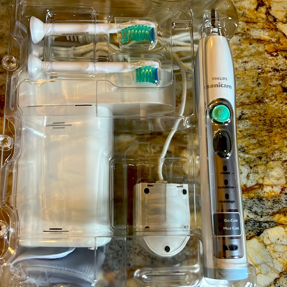 Philips sonicare Flexcare RS940 with UV Sanitizer